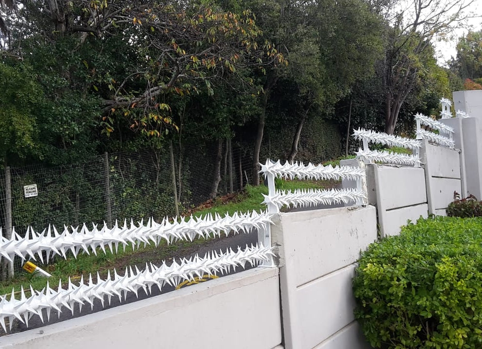 Review: Rola spikes vs Electric fencing vs Barbwire – Rola-Spikes